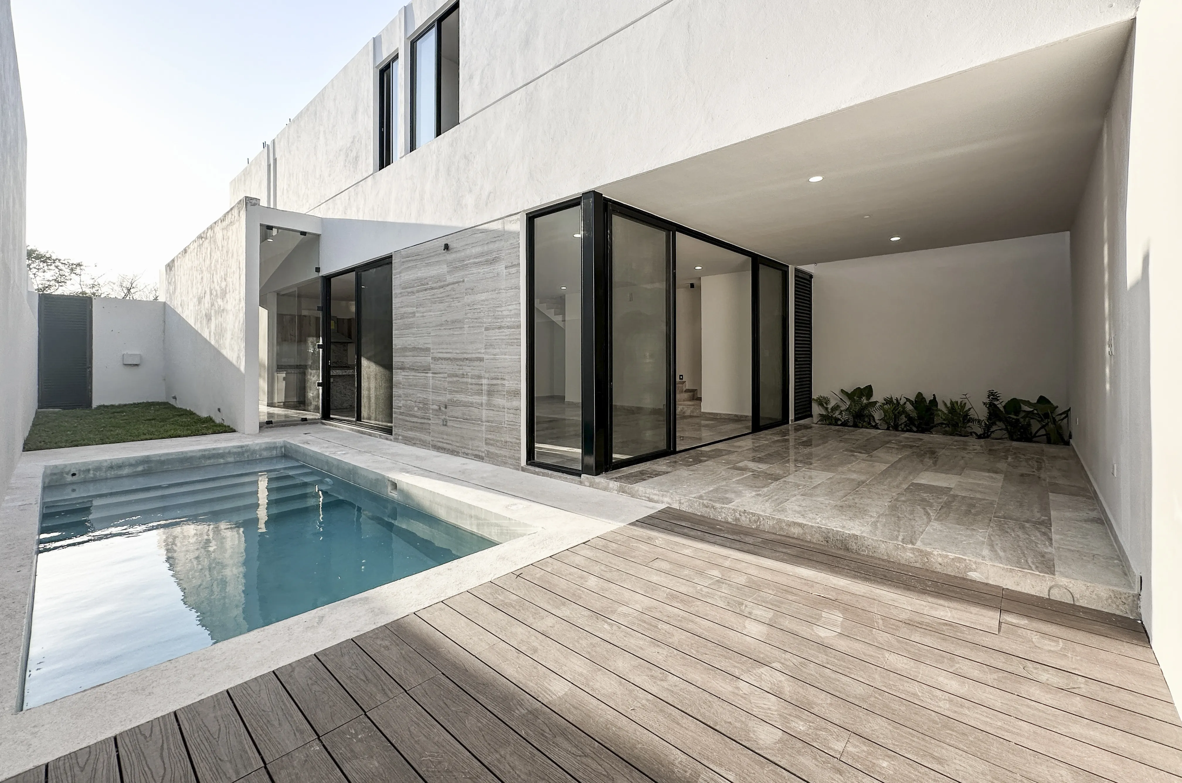 CASA EN VENTA DE TRES RECAMARAS CON COCINA INTEGRAL Y ALBERCA EN VILADIU CHOLUL314.webp